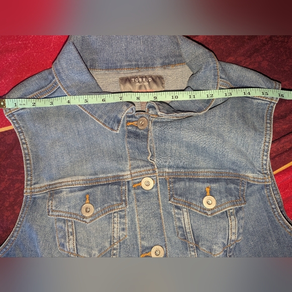 Torrid Cropped Denim Vest 2/2X/18-20 - Picture 12 of 16